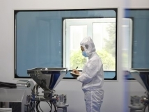 不負秋日好時光 ，亞歐廠里生產忙， 機器轟鳴干勁足，熱火朝天普新章！